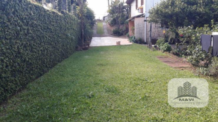 Casa de esquina com Chalé / Jardim Bühler