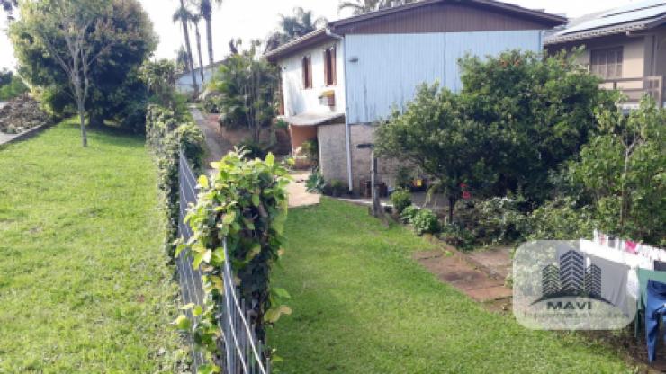 Casa de esquina com Chalé / Jardim Bühler