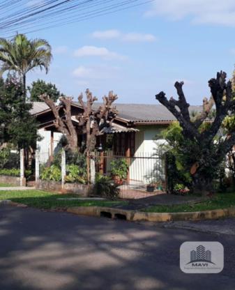 Casa de esquina com Chalé / Jardim Bühler